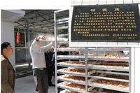為助推貧困地區(qū)增強“造血”功能和內生動力，公司為元潭村捐建了中藥材“天麻”加工廠，實現了元潭村集體經濟零的突破